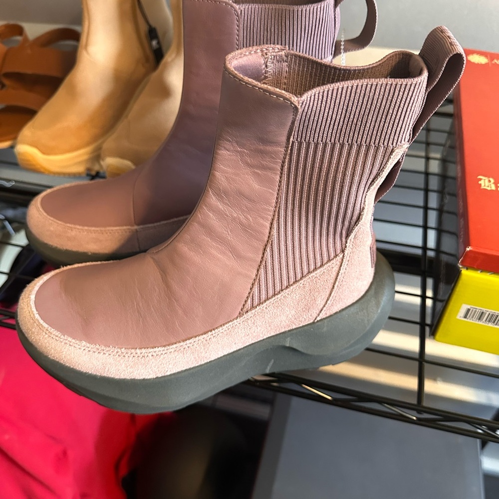 The NorthFace Stylish Women's Ankle Boots in Pink